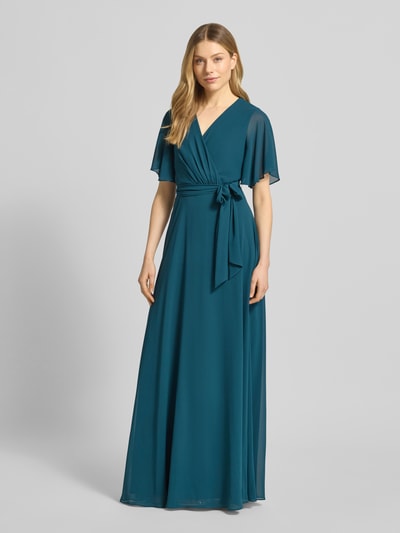 Vrouwenmodel draagt Regular Fit Abendkleid mit V-Ausschnitt van Christian Berg Cocktail, teal kleur, getailleerd, korte mouw, wikkel-look, afneembare stoffen ceintuur, ondoorzichtige voering, volledige lichaamsaanzicht van voren.