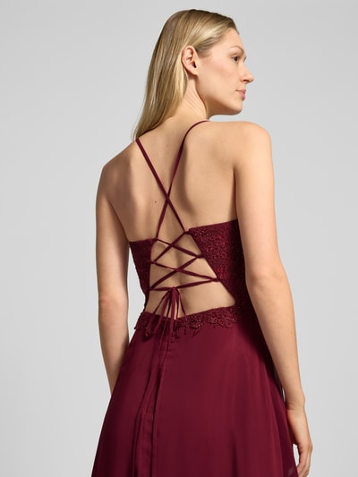 Frauenmodel trägt Regular Fit Abendkleid mit floralem Spitzenbesatz von Luxuar in Dunkelrot mit Ziersteinbesatz, Spaghetti-Trägern und Rückenausschnitt, Nahaufnahme Rückansicht