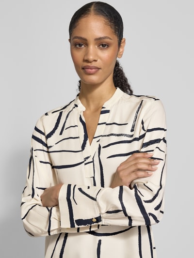 Frauenmodel trägt Regular Fit Hemdbluse aus reiner Viskose von Tommy Hilfiger mit Allover-Muster, feiner Webstruktur, Nahaufnahme Oberkörper.