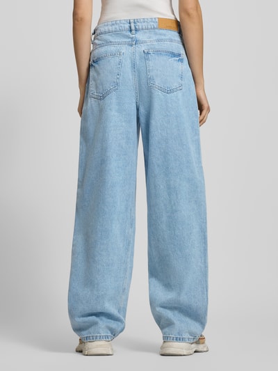Kobiecy model nosi Wide Fit Jeans mit 5-Pocket-Design Modell 'ALEXA' von Noisy May, jasnoniebieska bawełna, luźny krój, widok całej sylwetki z tyłu.