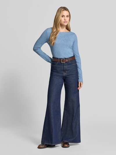 Frauenmodel trägt Regular Fit Langarmshirt aus reiner Baumwolle von Marc O'Polo, hellblau, kombiniert mit weiter Jeans, Ganzkörperansicht von vorne. Damen Langarmshirt von Marc O'Polo.