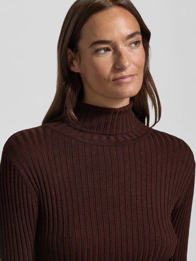 Frauenmodel trägt Rollkragenpullover mit Rippstrickstruktur von Soyaconcept in Braun, figurbetont, Nahaufnahme Oberkörper.