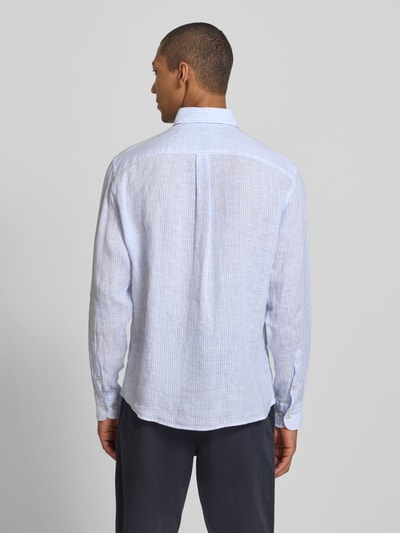 Männermodel trägt Slim Fit Leinenhemd mit Button-Down-Kragen von Fynch-Hatton, weiß-blau gestreift, reine Leinenstruktur, Ganzkörperansicht Rückansicht.