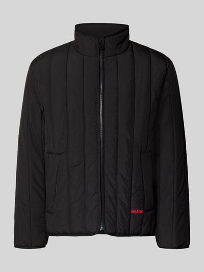 Produktfoto, schwarze Steppjacke Modell 'Brenoto2611' von HUGO mit vertikalen Steppnähten und rotem Markenlogo, Herren Steppjacke von HUGO