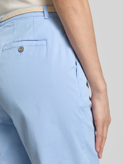 Frauenmodel trägt Chino-Bermudas mit Gürtel von Christian Berg Woman aus Reine Baumwolle in Hellblau mit Umschlag, Nahaufnahme Rückansicht.