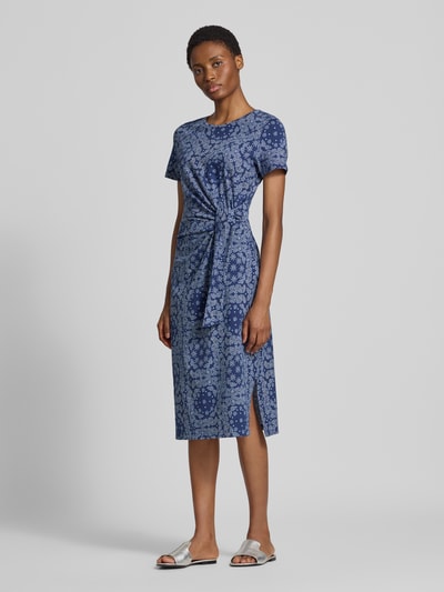 Frauenmodel trägt Tailliertes Freizeitkleid aus Baumwoll-Mix von s.Oliver RED LABEL in Blau mit geblümtem Muster, Ganzkörperansicht von vorne.