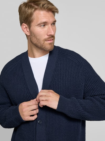 Mężczyznamodel nosi granatowy kardigan rozpinany Regular Fit Strickjacke aus Baumwoll-Mix model 'Andemo' von BOSS Orange, widok na górną część ciała z przodu.