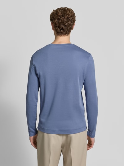 Männermodel trägt Longsleeve mit Rundhalsausschnitt von Christian Berg Men in Blau, reine Baumwolle, Slim Fit, Rückansicht, Ganzkörperansicht.
