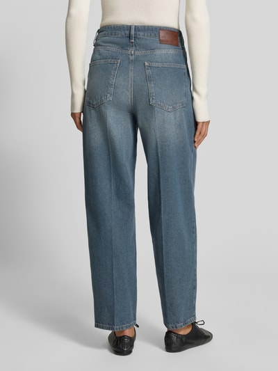Frauenmodel trägt Baggy Fit Jeans im 5-Pocket-Design von MYON aus reiner Baumwolle in Blau, Ganzkörperansicht Rückansicht.