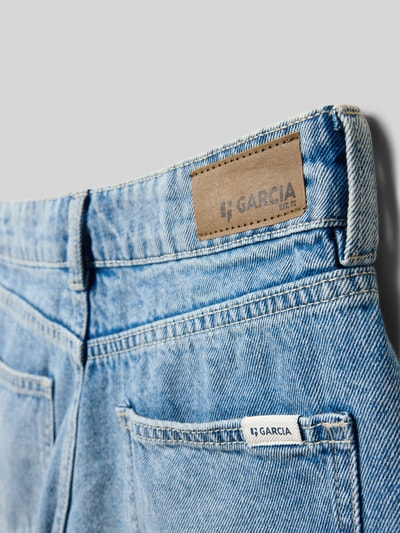 Produktfoto, Regular Fit Shorts mit Logo-Patch von Garcia aus Reine Baumwolle, 5-Pocket-Design, Knopf-Reißverschluss, hellblaue Textur