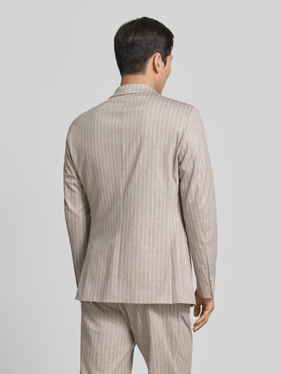 Männermodel trägt Regular Fit Sakko mit Viskose-Anteil Modell 'Calvin' von CG - Club of Gents in Beige mit weißen Nadelstreifen, Ganzkörperansicht Rückansicht.