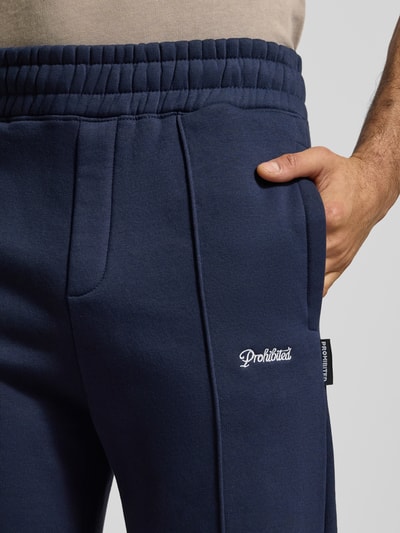 Männermodel trägt Sweatpants mit elastischem Bund von PROHIBITED aus Baumwoll-Mix, Label-Stitching, französische Eingrifftaschen, Nahaufnahme Oberkörper.