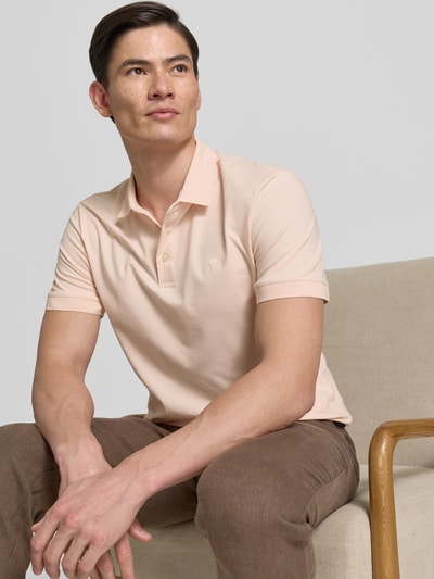 Männermodel trägt Regular Fit Poloshirt mit Knopfleiste Modell 'Carlosjuan' von JOOP! Collection, Baumwoll-Mix mit Stretch-Anteil, Nahaufnahme Oberkörper.