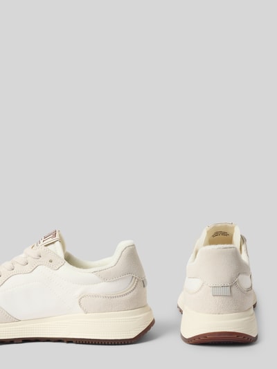 Produktfoto, Sneaker aus Leder-Mix mit Logo-Detail Modell 'Beywin' von Gant, abgerundete Form, helle Beige-Töne, strukturierte Oberfläche, seitliche und rückseitige Ansicht, für Damen, Schnürverschluss, 3 cm Absatz, Schafthöhe 7 cm, Schaftweite 9 cm.