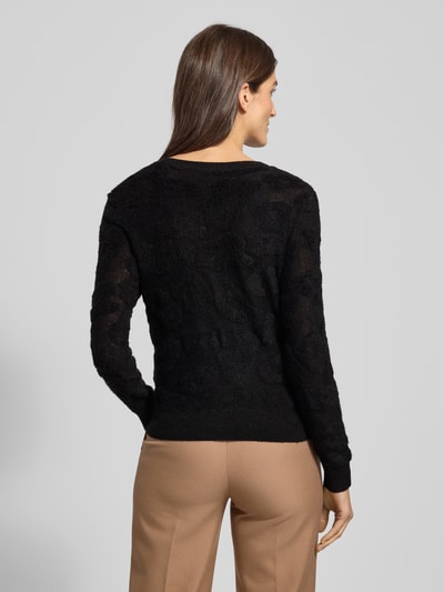 Kobieta modelka nosi Kardigan rozpinany z mieszanki materiałów z lyocellem, krój regular fit, prążkowane wykończenia, okrągły dekolt, listwa guzikowa, długość tyłu 47 cm, długość rękawów 60 cm, Luisa Cerano, struktura materiału, widok całej sylwetki z tyłu.
