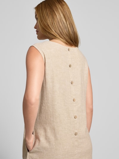 Frauenmodel trägt knielanges Kleid aus Leinen-Viskose-Mix Modell 'LAVA' von FREE/QUENT in Beige, strukturierte Oberfläche, Ganzkörperansicht Rückansicht. Damen Kleid, gerader Schnitt, Rundhalsausschnitt, Rückenlänge bei Größe S: 95 cm, Brustweite: 50 cm.