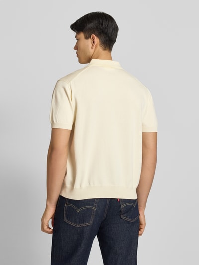 Männermodel trägt Regular Fit Poloshirt mit Label-Stitching Modell 'Speedtrap' von PROHIBITED, Reine Baumwolle, Rückenlänge 64 cm, Ganzkörperansicht Rückansicht.