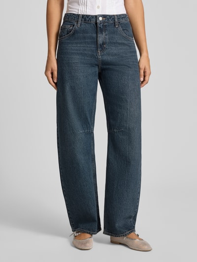 Vrouwenmodel draagt Barrel Fit Jeans uit puur katoen met riemlussen van Topshop, dames jeans met 5-pocketmodel, donkerblauw, knoop- en ritssluiting, bandwijdte maat 28/32: 38 cm, binnenbeenlengte maat 28/32: 80 cm, voorkant bovenlichaam close-up.