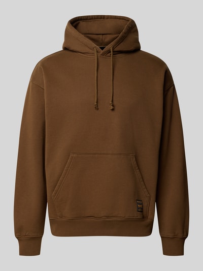 Produktfoto, brauner Regular Fit Hoodie aus Baumwoll-Mix von Levi's®, sichtbare Kängurutasche, grobe Struktur, neutraler Hintergrund