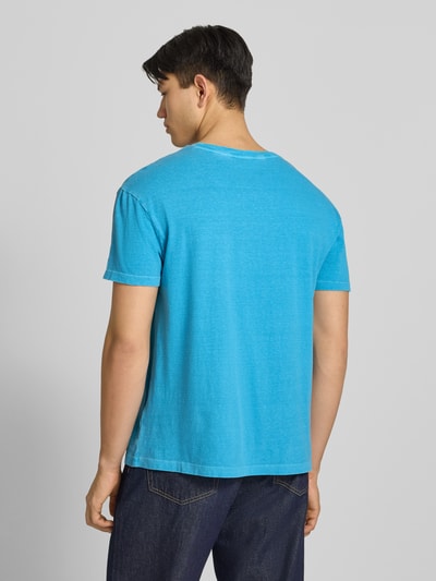 Männermodel trägt T-Shirt aus Baumwoll-Leinen-Mix mit Brusttasche von Superdry in Blau, Regular Fit, Rückenansicht, Ganzkörperansicht.