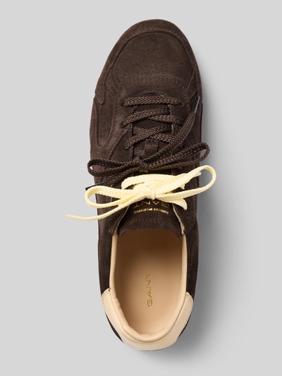 Produktfoto, Sneaker aus Leder mit Label-Detail Modell 'Sperly' von Gant, brązowa skóra, okrągły kształt, strukturalna podeszwa, sznurowanie, wysokość obcasa 1 cm w rozmiarze 40, wysokość cholewki 8 cm w rozmiarze 40, szerokość w rozmiarze 40 8 cm.