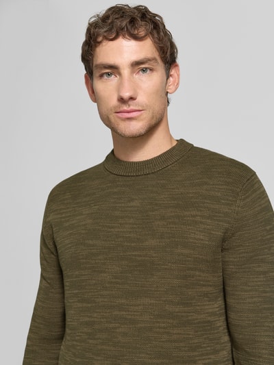 Männermodel trägt olivgrüne gebreide pullover Regular Fit Strickpullover aus reiner katoen model 'DANE' van Selected, Heren pullover, Nahaufnahme Oberkörper