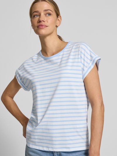 Frauenmodel trägt Damen T-Shirt mit blauen und weißen Streifen im Allover-Look aus Bio-Baumwoll-Elasthan-Mix, Regular-Fit, Rundhalsausschnitt von Soyaconcept, Modell 'RINA', Rückenlänge bei Größe S: 64 cm, Ganzkörperansicht von vorne.
