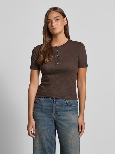 Vrouwenmodel draagt T-Shirt met Rundhalsausschnitt und Knopfleiste van Jake*s Casual, pure katoen, slim fit, voorkant bovenlichaam close-up.