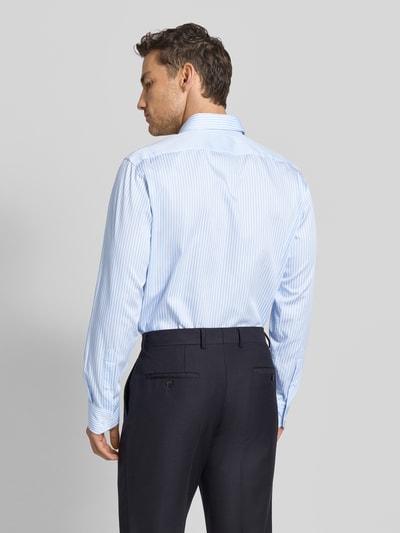 Męski model nosi Regular Fit Businesshemd aus reiner Baumwolle Modell 'JOE' od BOSS, jasnoniebieskie paski, kent kołnierzyk, długi rękaw, bawełna, widok całej sylwetki z tyłu.