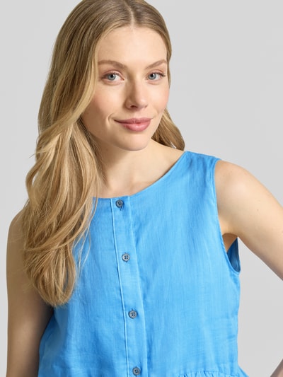 Frauenmodel trägt Regular Fit Top mit Tunnelzug von Marc Cain in Hellblau, Knopfleiste, ärmellos, Falten-Optik, Nahaufnahme Oberkörper.