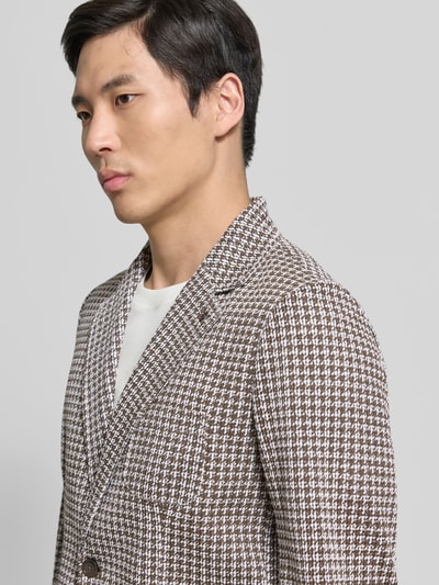Männermodel trägt Slim Fit 2-Knopf-Sakko aus Baumwoll-Mix von Zuitable im Allover-Look mit Reverskragen und Aufgesetzte Taschen, Nahaufnahme Oberkörper. Rückenlänge 75 cm, Schulterbreite 47 cm, Ärmellänge 67 cm, mit Stretch-Anteil.