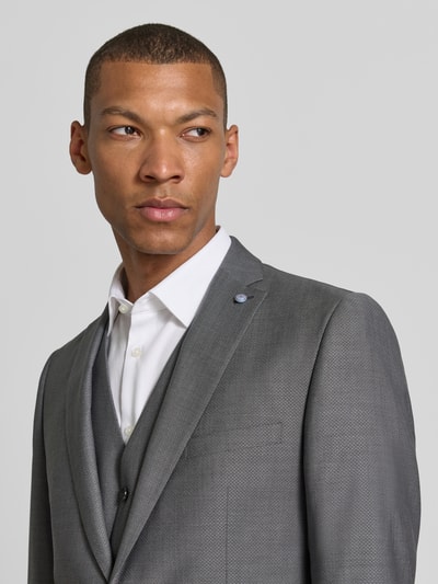 Männermodel trägt Sakko aus reiner Schurwolle Modell 'Caden' von CG - Club of Gents in Grau, taillierte Passform, Nahaufnahme Oberkörper.