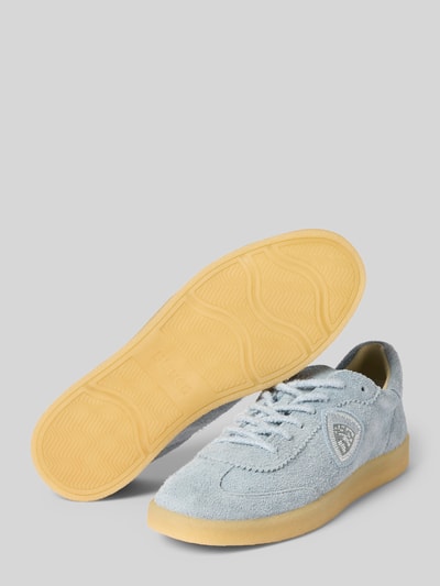 Produktfoto, Sneaker mit Label-Detail Modell 'AURORA01' von Blauer USA, hellblaues Wildleder, strukturierte Sohle, runde Form, gelbe Laufsohle
