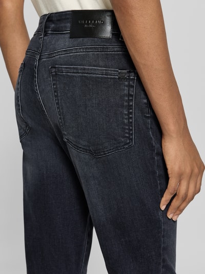 Frauenmodel trägt dunkelblaue Slim Fit Jeans aus Baumwoll-Mix Modell 'LANA' von Weekend Max Mara, Detailaufnahme Rückansicht, Damen Slim Fit Jeans von Max Mara.