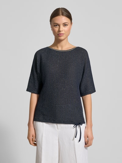 Modelka nosi T-shirt mit Strukturmuster und Tunnelzug od Betty Barclay, damski t-shirt z mieszanki bawełny z dodatkiem streczu, krój relaxed fit, okrągły dekolt, tunel, długość tyłu w rozmiarze 36: 57 cm, ciemny kolor, fakturowany wzór, przód zbliżenie, całkowity widok z przodu.