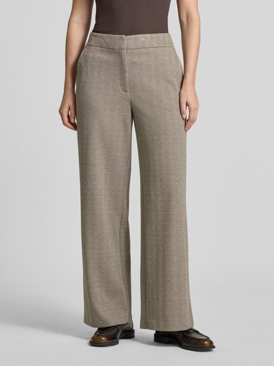 Frauenmodel trägt Weite Hose mit Viskose-Anteil von s.Oliver BLACK LABEL, beige, lockere Form, glatte Textur, Ganzkörperansicht von vorne. Damen Weite Hose von s.Oliver BLACK LABEL.