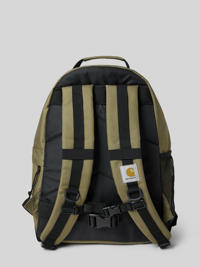 Produktfoto, Rucksack mit Label-Detail Modell 'KICKFLIP' von Carhartt Work In Progress, Hauptfach mit Reißverschluss, olivgrün und schwarz, gepolsterte, verstellbare Schulterriemen, Tragehenkel, Maße etwa 34x45x20 cm, Herren-Rucksack