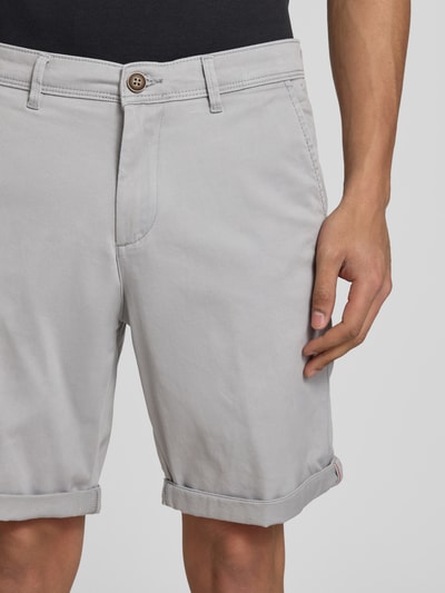 Mannenmodel draagt Regular Fit Shorts met steekzakken model 'BOWIE' van Jack & Jones, katoen-elastaanmix, lichtgrijs, detailopname taille, regular fit, omgeslagen zoom