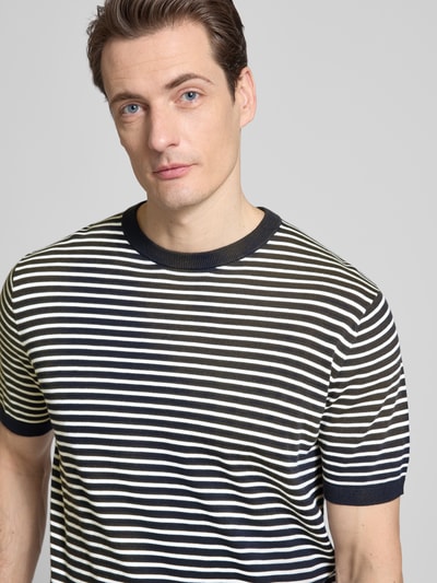 Männermodel trägt Strickshirt mit Rundhalsausschnitt von Christian Berg Men, Reine Baumwolle, Regular-Fit, Streifenmuster, Nahaufnahme Oberkörper.