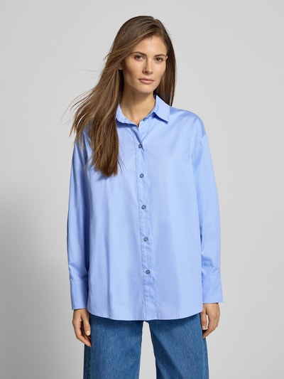 Frauenmodel trägt Oversized Poplin-Bluse - curated by Tinvcb von SIC, hellblau, Reine Baumwolle, Regular Fit, Hemdblusenkragen, Knopfleiste, Ganzkörperansicht von vorne.