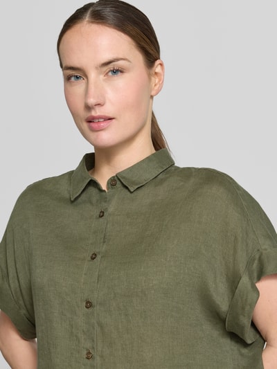Frauenmodel trägt Leinenbluse mit Knopfleiste Modell 'DOLLY' von 0039 Italy in Oliv, Regular-Fit, Hemdblusenkragen, Reines Leinen, Nahaufnahme Oberkörper. Rückenlänge bei Größe S: 64 cm.