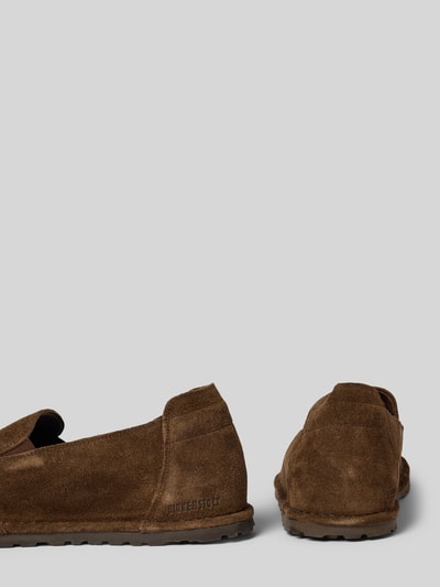Produktfoto, Loafer aus echtem Veloursleder Modell 'Utti' von Birkenstock in Braun, abgerundete Passform, profilierte Sohle, Absatzhöhe 5 cm, Schafthöhe 6 cm, Schaftweite 6 cm bei Größe 44, samtige Textur