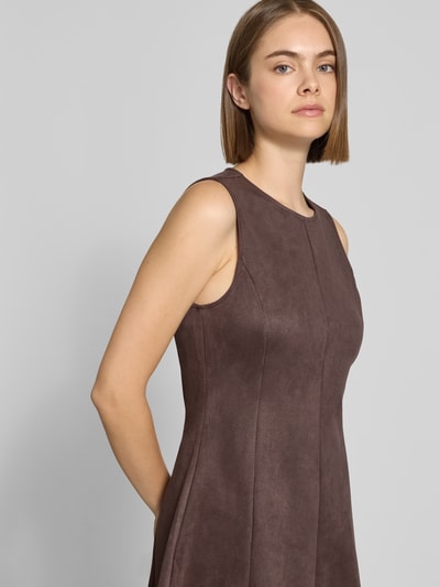 Vrouwenmodel draagt bruin getailleerd vrijetijdsjurk met ronde hals van suède-look, Tailliertes Freizeitkleid mit verdecktem Reißverschluss model 'RINEA' van ONLY, Nahaufnahme bovenlichaam. Dames vrijetijdsjurk van ONLY.