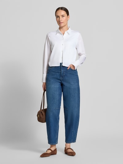 Frauenmodel trägt Regular Fit Barrel Jeans aus Baumwoll-Mix von s.Oliver RED LABEL in mittlerem Blau, kombiniert mit weißer Bluse, Ganzkörperansicht von vorne. Damen Barrel Jeans von s.Oliver RED LABEL.