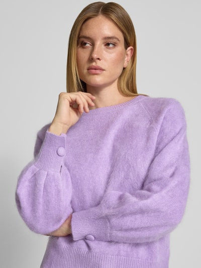 Frauenmodel trägt Regular Fit Pullover aus Kaschmir-Mix mit Woll-Anteil von HERZENS in Flieder, Strick-Optik, Nahaufnahme Oberkörper.