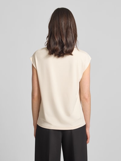 Frauenmodel trägt Relaxed Fit Blusenshirt aus Viskose-Mix von s.Oliver BLACK LABEL, Optik: Unifarben, Materialverarbeitung: Satin, Ganzkörperansicht Rückansicht.
