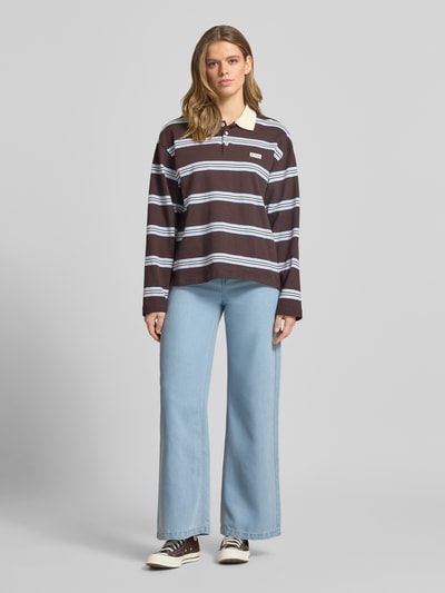 Frauenmodel trägt Wide Leg Jeans aus Lyocell-Mix Modell 'SMIDI' von Pieces in Denim-Optik, Wide-Fit, 5-Pocket-Design, Ganzkörperansicht von vorne.