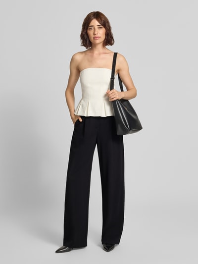 Frauenmodel trägt Bundfaltenhose mit Eingrifftaschen von Emporio Armani, weites Bein, Viskose-Mix, schwarze Farbe, Ganzkörperansicht von vorne.