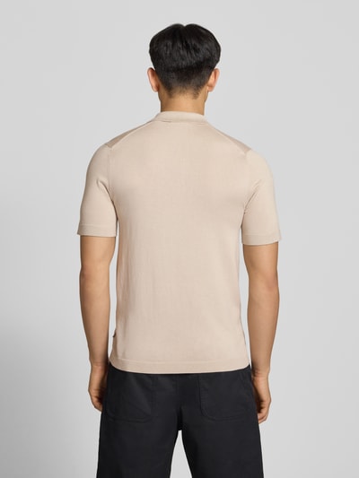 Männermodel trägt Regular Fit Poloshirt aus Viskose-Mix Modell 'WYLER' von Only & Sons, Optik: Unifarben, Ganzkörperansicht Rückansicht.