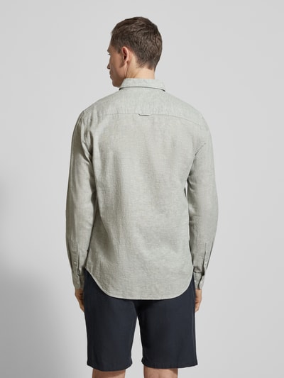 Männermodel trägt Regular Fit Freizeithemd mit Leinen-Anteil von Matinique in hellem Grau, glatte Textur, lockerer Schnitt, Ganzkörperansicht Rückansicht. Hemd im Leinen-Baumwoll-Mix mit Button-Down-Kragen, Knopfleiste und Brusttasche, Rückenlänge bei Größe M 64 cm, Schulterbreite 43 cm, Ärmellänge 68 cm.